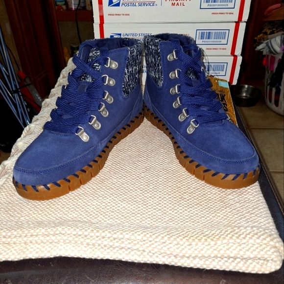 A pair of MukLuks genuine suede booties with a faux fur lining in a size 8. - Picture 1 of 12